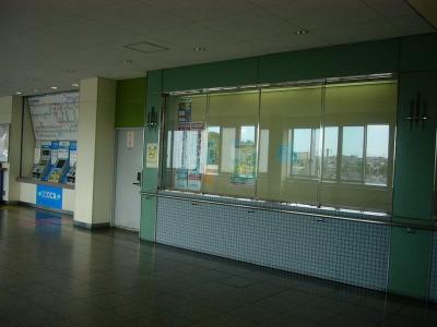 駅構内に設置されたガラス張りの駅ギャラリースペースの写真