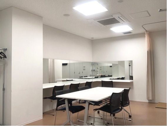 楽屋1化粧台と着替えスペース