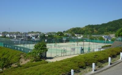 周囲にネットが貼ってあり、4面のテニスコートがある町民グラウンドテニスコートの写真
