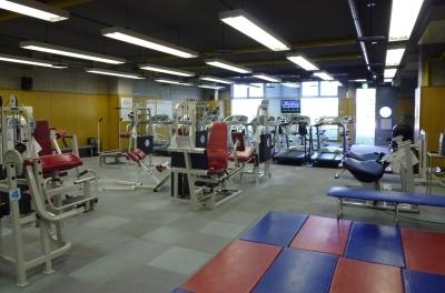 ウエイトマシンやランニングマシンが数台置かれているトレーニング室内の写真
