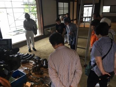 中家現地見学会にて担当者より工事概要の説明が行われている様子の写真