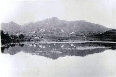 青池の水面に映し出された、雨山の白黒写真