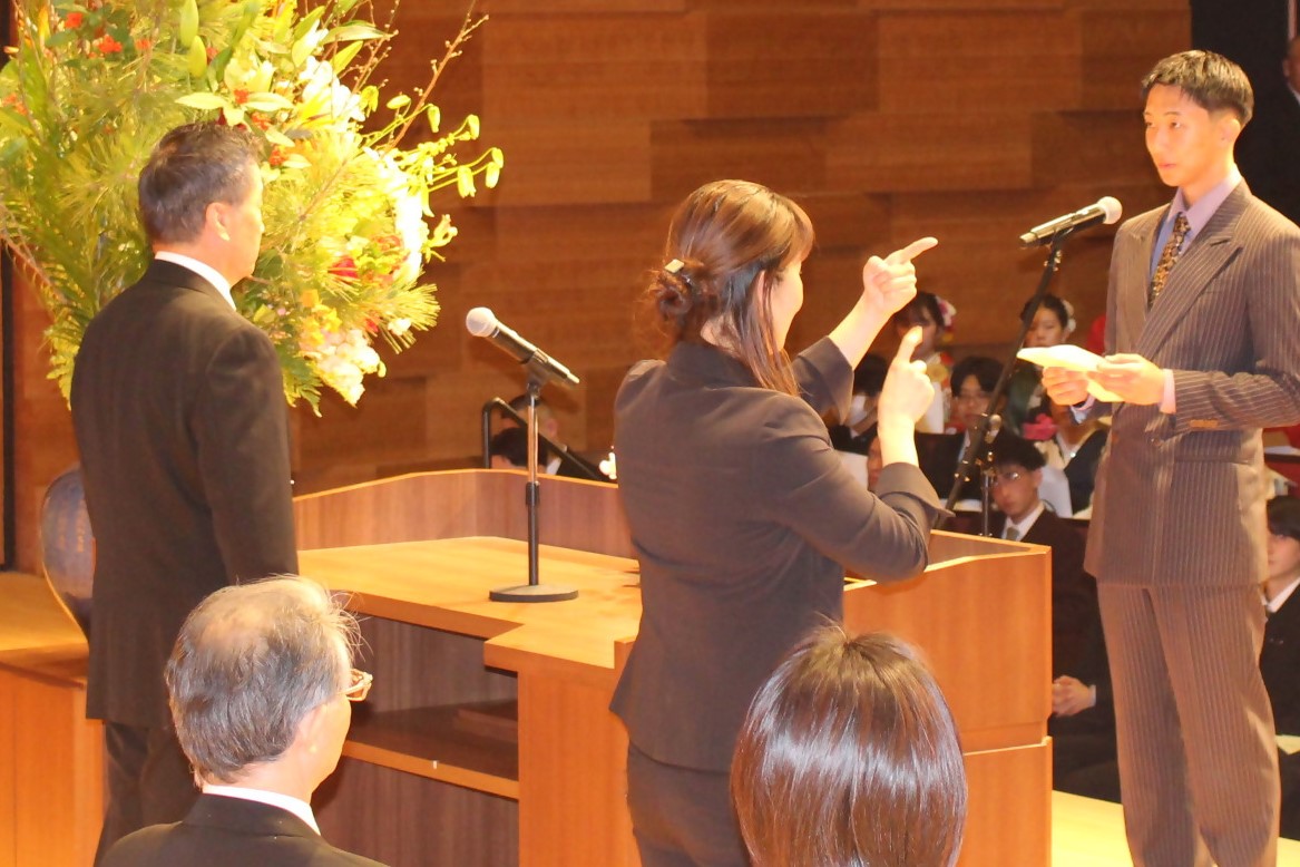 誓いの言葉を述べる池野さん