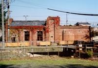 茶色いレンガ造りで瓦屋根の旧受電室の建物の外観写真