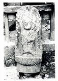 昭和8年に撮影された、お地蔵様の上と左右に文字が書かれている石造地蔵菩薩立像の白黒写真