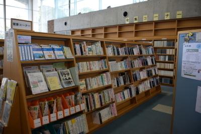 健康コーナーの本棚に並べられた様々な本や、パンフレットの写真