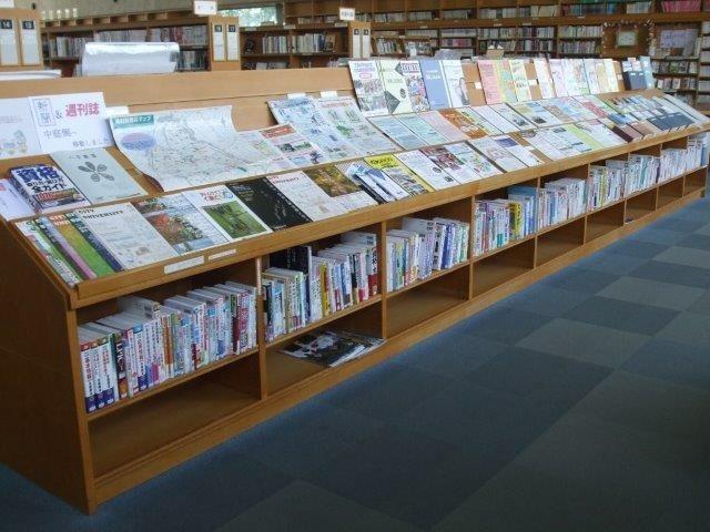 スキルアップコーナーの本棚に並べられた本やパンフレットの写真