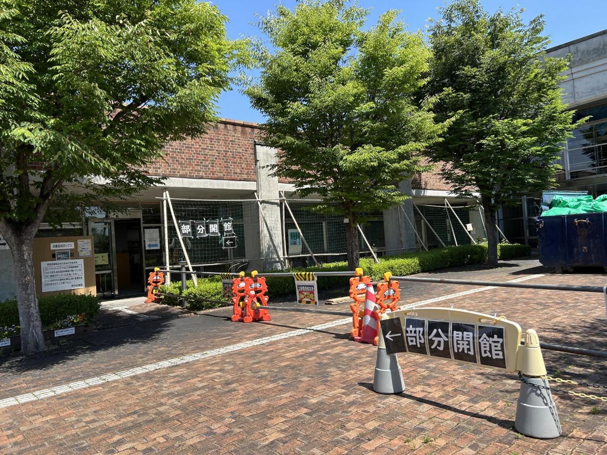 部分開館玄関前