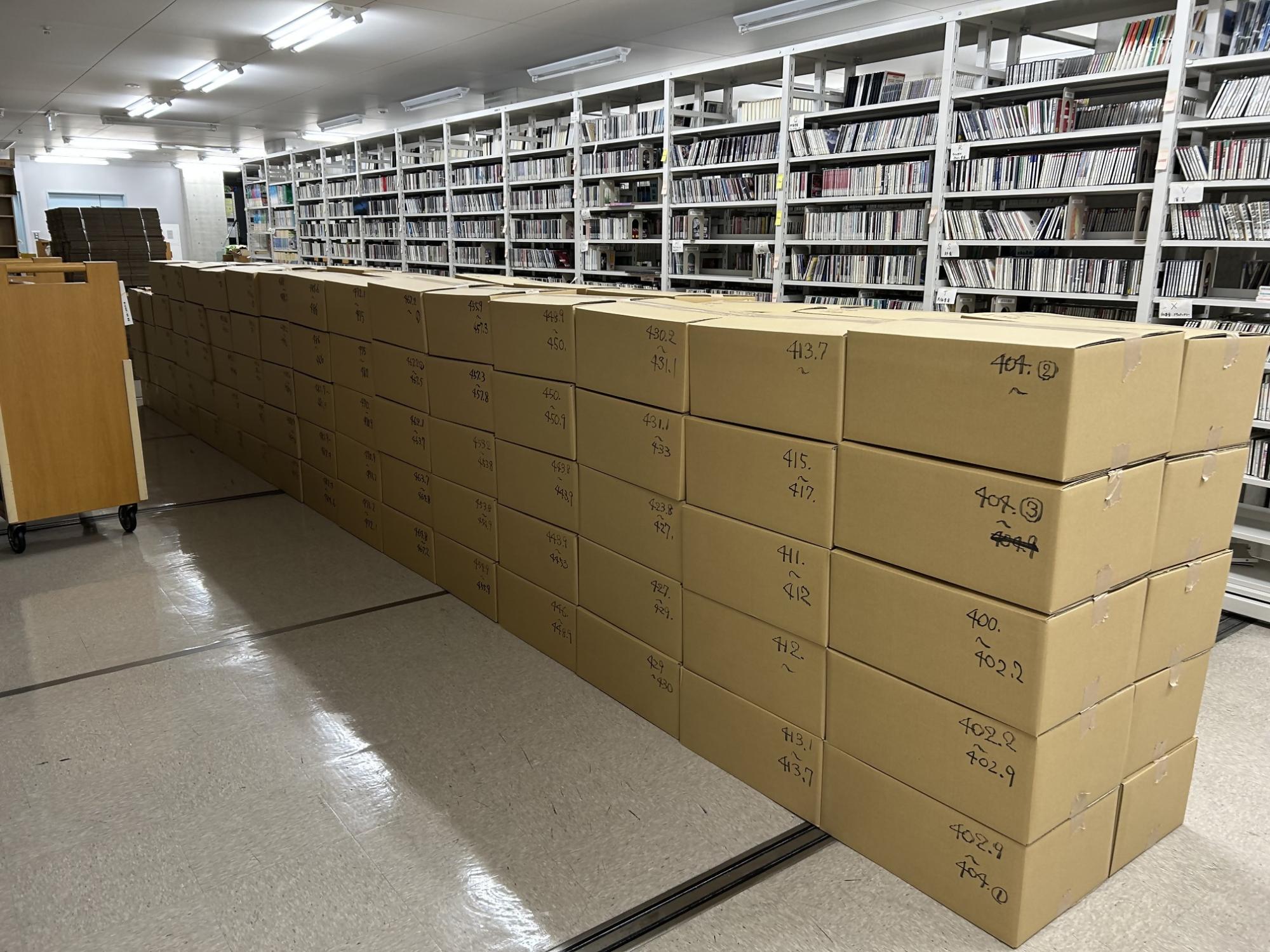 書庫段ボール通路