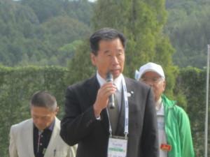 マイクをもって話をする町長の写真