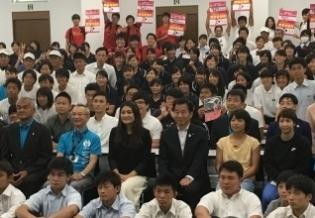 中央に伊調馨さんと町長が座っていて、周りに沢山の参加者たちが隙間がないほど集まっている集合写真