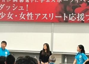 中央に黒い服を着た伊調馨さん、両脇に水色のポロシャツを着た関係者2名が写っている写真