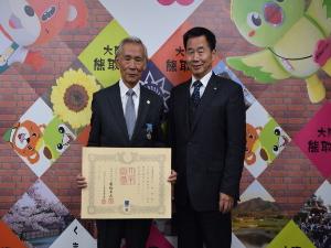 藍綬褒章を受章された熊取町民生委員児童委員協議会会長 大林邦昭氏と町長の写真
