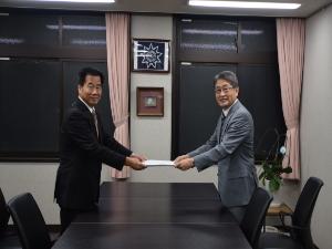 山田良治会長から総合計画審議会答申書を受け取る町長の写真