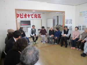 男女の参加者と町長が円になり座っている写真