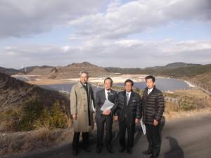多奈川多目的公園の水辺をバックに町長と3名の男性が横一列に並んでいる写真