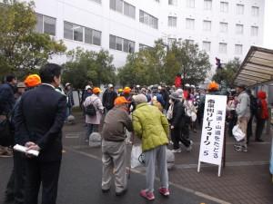 リレーウォークの参加者たちが集まっている写真