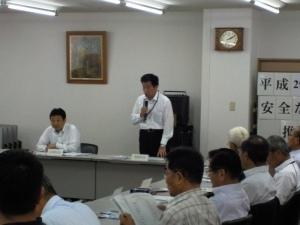 右側には座って資料を見ながら話を聞く参加者達、中央にはマイクを持ち立って話をする町長が写っている写真
