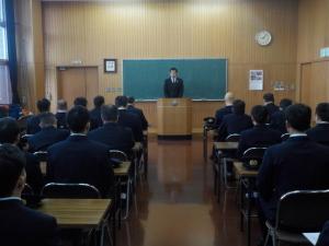 着席する消防職員の前で、演台に立つ町長の写真