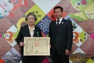 賞状を持つ森崎シヅ子氏と、その横に立つ町長の記念写真