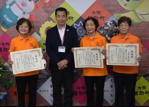 町長とその横に賞状をもって並ぶ女性3名の写真
