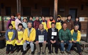 長池オアシス管理会のメンバーと、町長の集合写真