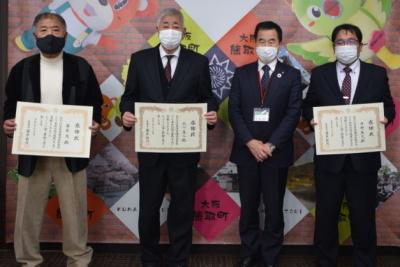 マスクをつけた町長と賞状を持った3人の男性が横に並んで立っている写真