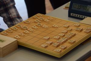 将棋盤に並んでいる駒の写真