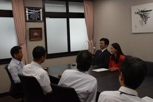 渡邉俊哉さん、陳静さん、町長、関係者たちが椅子に腰かけ談笑している写真