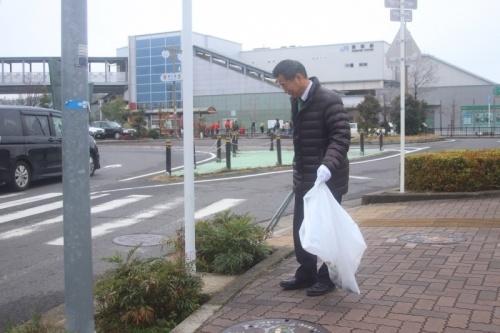 「グリーンプロジェクト」に参加して、白いごみ袋とトングを持って清掃活動をしている町長の写真