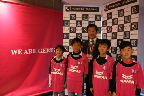 町長とYANMARと書かれたユニフォーム姿の4人の子供が写っている写真