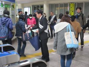 熊取駅で啓発活動を行っている町長の写真