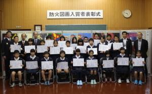 賞状をもって横3列に並んでいる生徒と関係者の集合写真