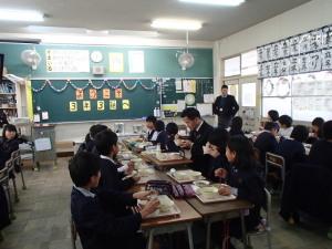 東小学校の児童と一緒に給食を食べている町長の写真