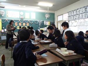 東小学校の児童と交流をしている町長の写真