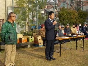 東和苑地区自主防災会訓練にて、前に立ちスピーチを行う町長の写真