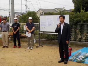 防災訓練で、マイクを持ち話をしている町長の写真