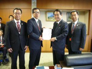 牧野国土交通副大臣へ国の交付金確保の要望を行う竹内大阪府副知事、藤原貝塚市長、藤原熊取町長の写真