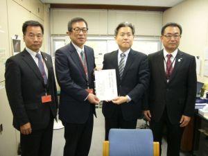 森岡国土交通省下水道部長へ国の交付金確保の要望を行う竹内大阪府副知事、藤原貝塚市長、藤原熊取町長の写真