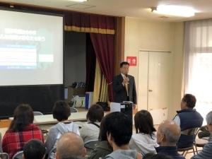 五門地区自主防災組織委員会訓練で前に立ちスピーチを行う町長の写真