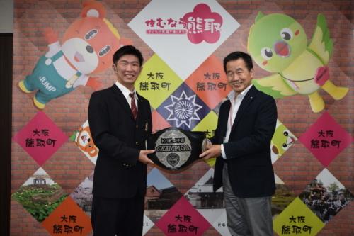 古宮晴さんが表敬訪問に来られた際に撮影された古宮晴さんと町長の写真