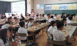 給食を食べている小学生の写真