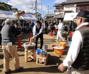 餅つき体験をしている町長の写真