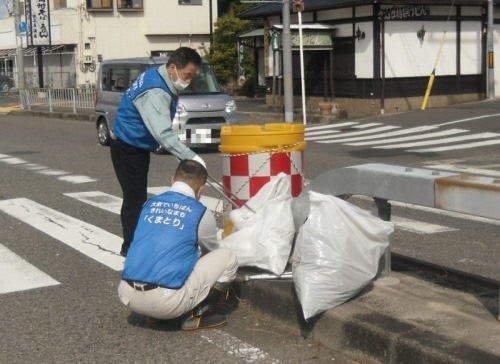 議員と職員による道路清掃活動