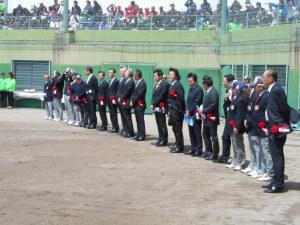 日本少年野球泉州大会の野球場で関係者の人達が1列に並んでいる写真