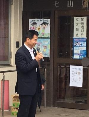 マイクを持て立っている町長の写真
