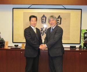 京都大学で総長と握手をしている町長の写真