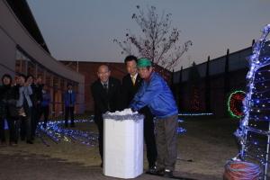 くまとりイルミネーションナイトに参加している町長と2名の関係者の人が点灯式を行っている写真