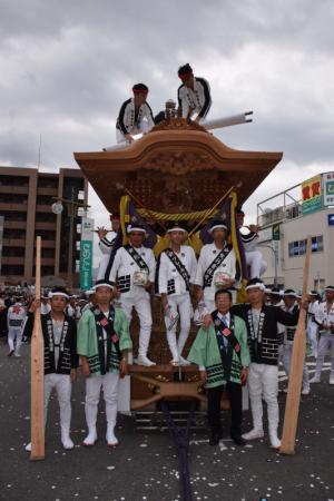 だんじり祭りで関係者の人達と集合写真