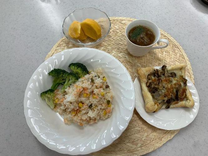 料理完成写真 鮭ご飯、里芋ときのこのタルト、オニオンスープ、柿